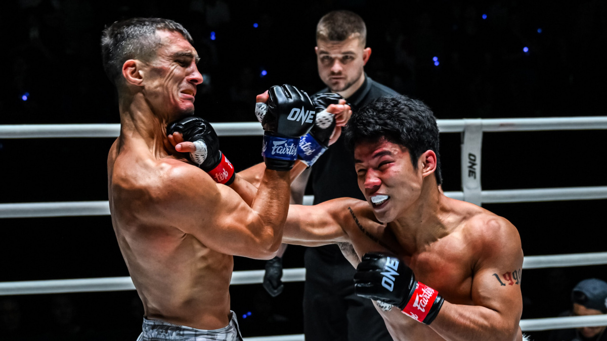 Peklo v Bangkoku! Thajský mladík trefil brutální petardu z otočky a sestřelil ruského bijce