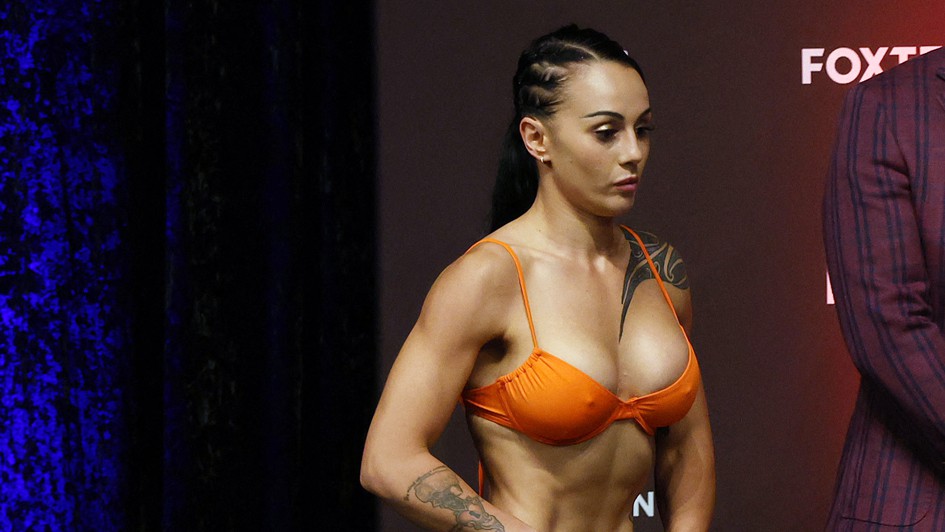 Půvabná boxerka během vážení předvedla sexy bikiny