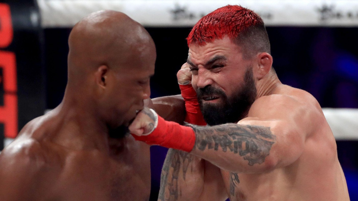 Nepříčetný Mike Perry běsnil na tiskovce, srazil i Conora McGregora