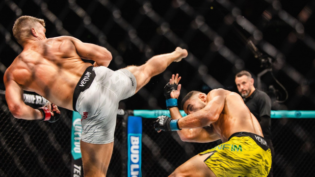 Největší tvrďák v UFC? Američan si v kleci rozsekl nohu, soupeře však i nadále ničil drtivými kopy