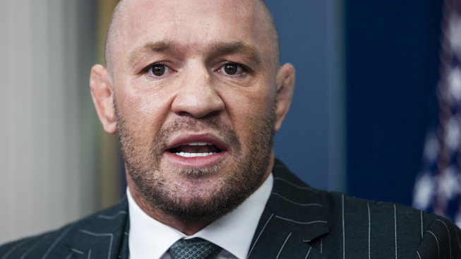 Záletník Conor McGregor má co vysvětlovat. Bojovníka vyfotili během líbačky s neznámou ženou