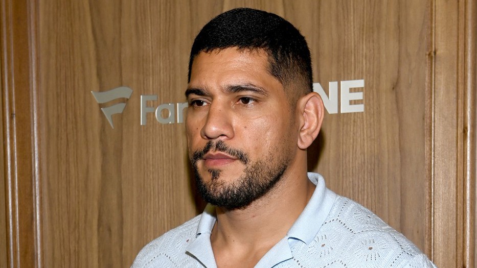 Vousatý Pereira ukázal, jak ladí pověstný levý hák. Příprava na další zápas je v plném proudu