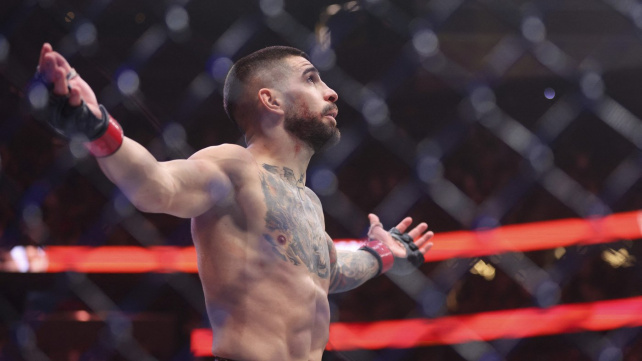 Bomba na bradu a dělovka na břicho: Ilia Topuria potrápil partu youtuberů