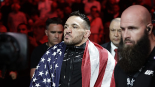 Bojuje jako hlupák, pustil se Aspinall do Chandlera. Američan vrací úder