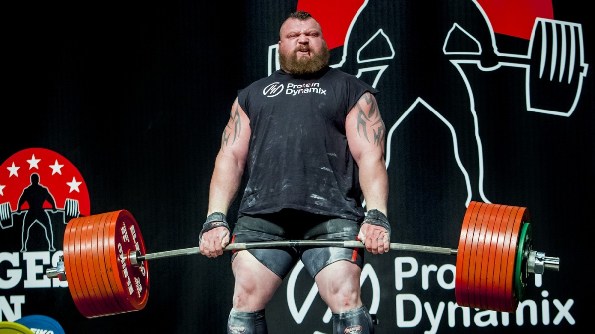 Youtuber si nechal dát dvě facky od siláka Eddieho Halla, pak toho litoval