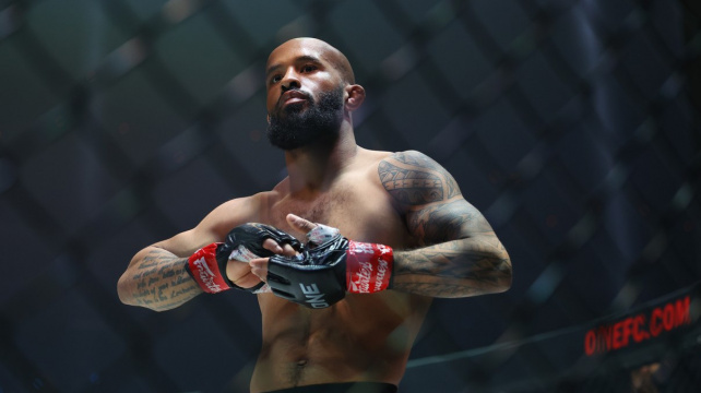 Bizarní zápasníci naštvali jednoho z nejlepších MMA bojovníků, dal jim tvrdou lekci