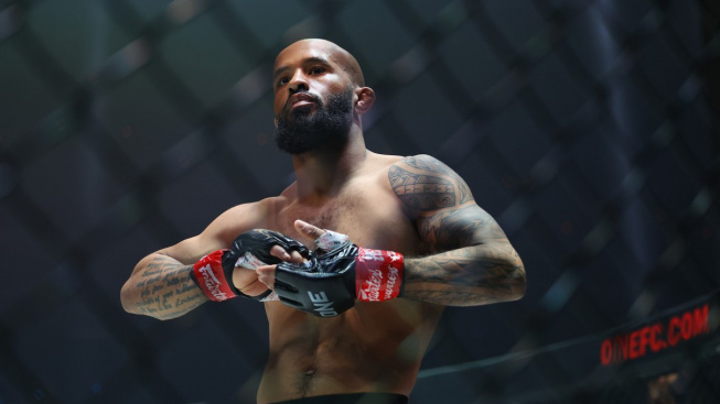 Bizarní zápasníci naštvali jednoho z nejlepších MMA bojovníků, dal jim tvrdou lekci