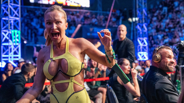 Podívejte se na divoké fandění Nely Slovákové. Roušala po zápase vyzval český bijec