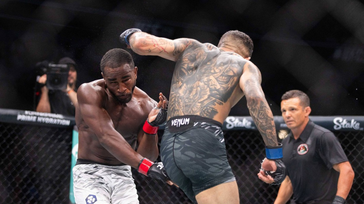 Inspiroval se u Procházky? Carlos Prates ukončil Geoffa Neala šíleným loktem z otočky