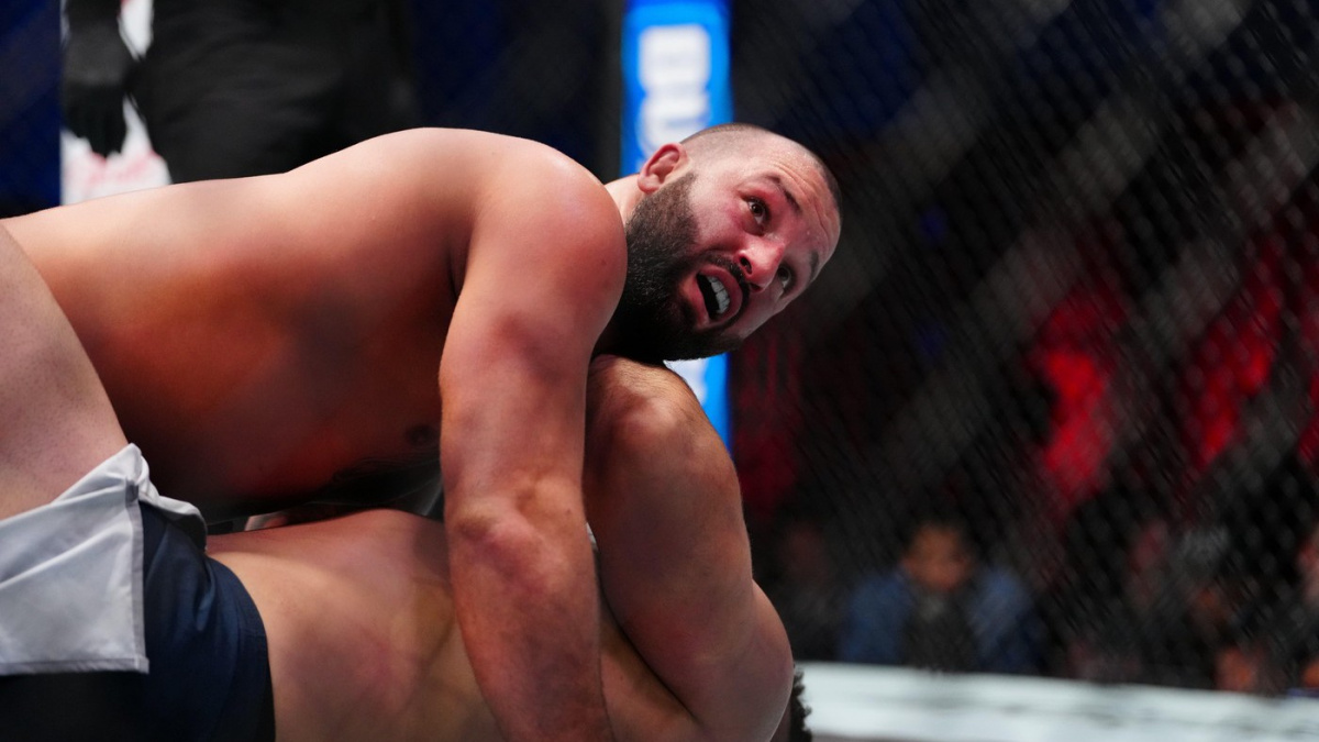 Těžká váha v UFC je plná líných a tlustých bojovníků, postěžoval si bývalý hráč NFL a obul se do transgender lidí