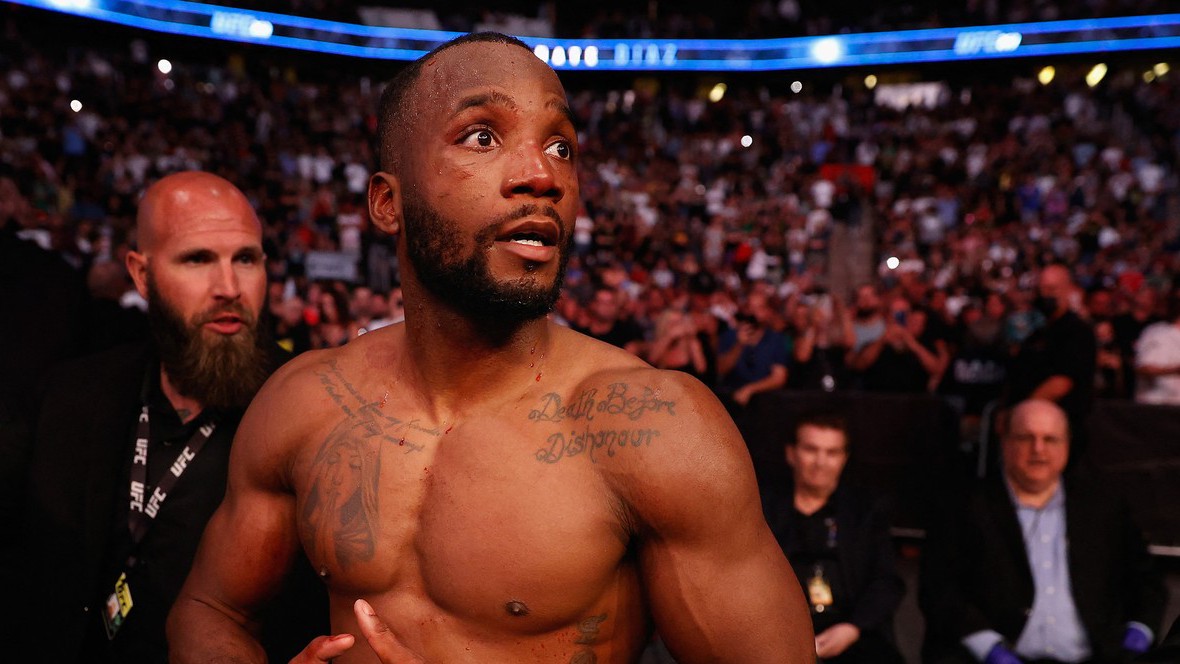 Historie se opakuje: Fabian Edwards knockoutoval přítele slavné Dakoty Ditchevy stejným kopem, jakým jeho bratr Leon sestřelil Usmana