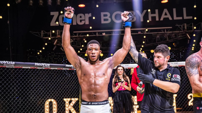 Svěží vítr v divizi Jiřího Procházky: Oumar Sy hned v prvním kole rozebral soupeře z Brazílie