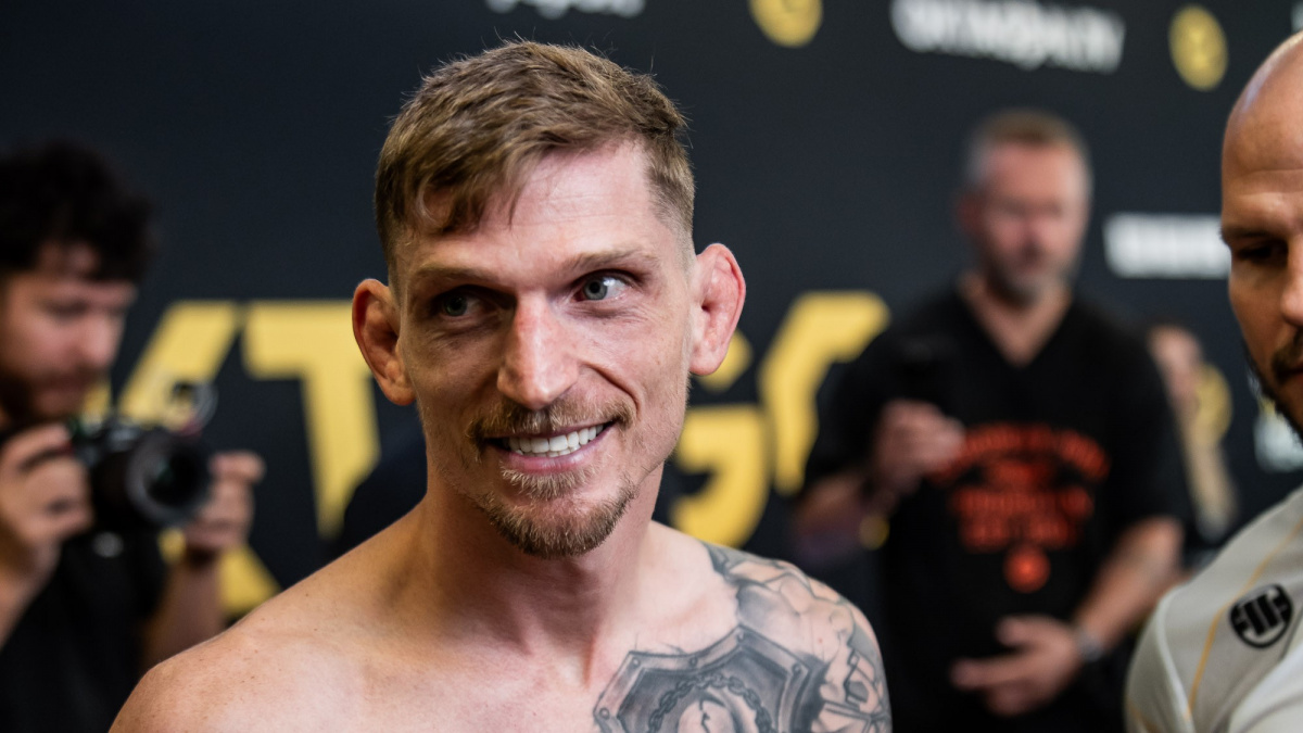 David Dvořák měl namále, soupeře však nakonec sestřelil výstavní dělovkou