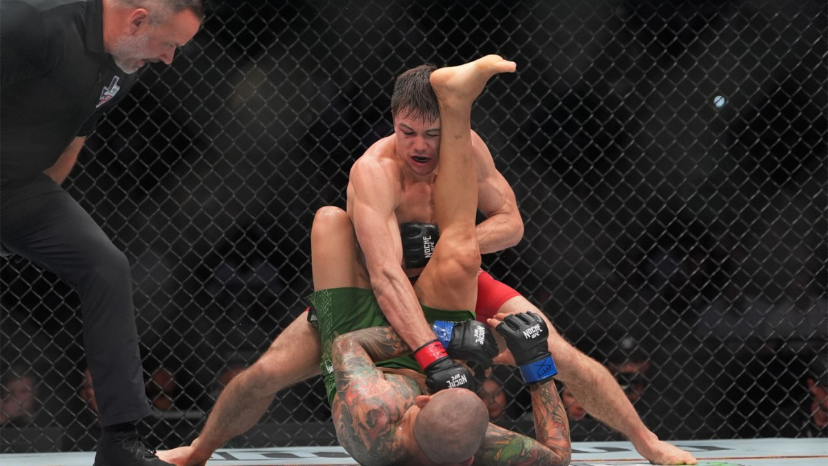 Na co ten rozhodčí čekal? Američan tvrdě dobíjel paralyzovaného soupeře