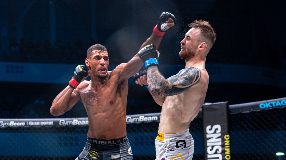 Frimpong během nástupu odpaloval pingpongové míčky, v kleci pak tvrdě sestřelil Gabala