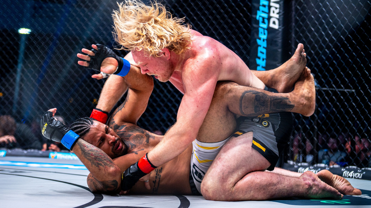 Neandrtálec Vosgröne nezklamal, divákům předvedl drsnou demolici