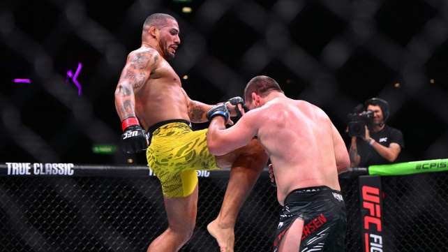 Výstavní KO v UFC: Američan se prohnul jako luk, o podlahu třísklo bezvládné tělo