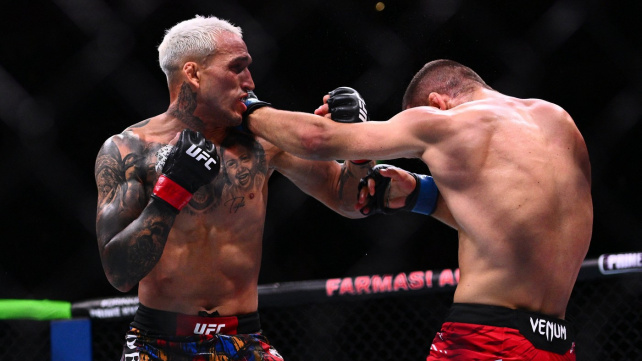 Skutečný válečník! Bojovníci nadšeně reagují na vítězný návrat Charlese Oliveiry během UFC v Riu