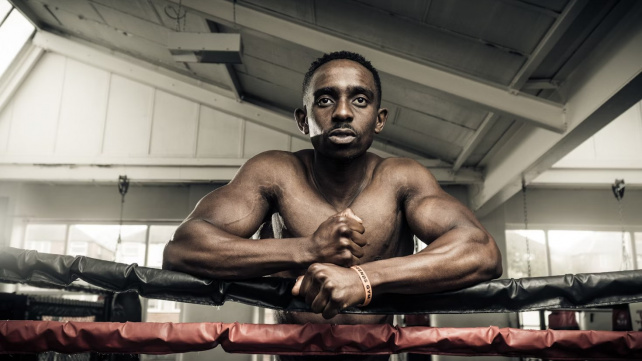 Tvrdé údery a poker face: co si bojovníci berou z karetních her