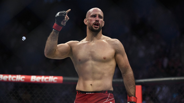 Procházka by měl být na pozoru: Volkan Oezdemir rozpoutal bouři, vyděšený Američan padl na kolena