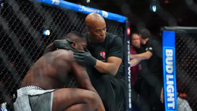 Kontroverzní obr během zápasu v UFC ukázal soupeři prostředníček, rozhodčí pak duel okamžitě ukončil