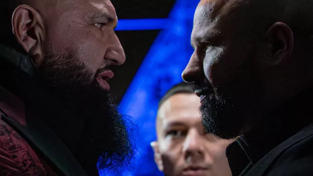 Na tiskovce Clashe létal popel z urny. Mikulášek zaměstnal ochranku, jeho soupeř však odpadl