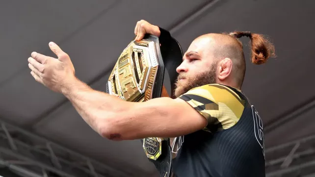 Vedení UFC údajně tlačí na zraněného Aspinalla. Očekává gesto, které před lety předvedl Procházka