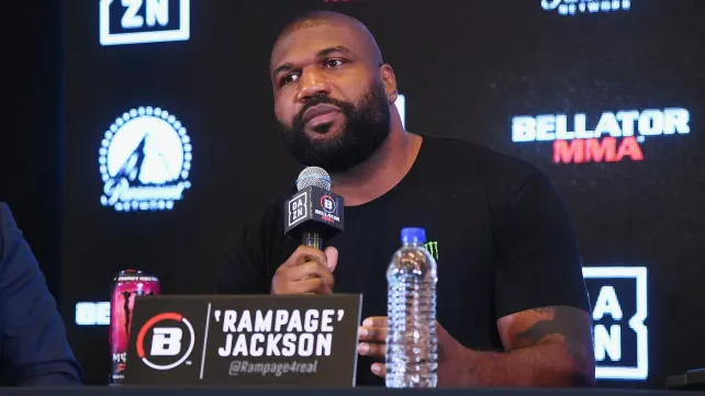 Fanoušek nenápadně nasadil škrcení legendě UFC, vzápětí litoval