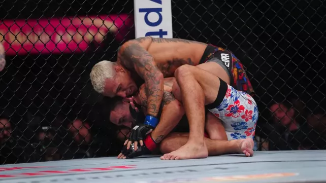 Nuda, nepovedený zápas. McGregor a další bojovníci reagují na bitvu mezi Oliveirou a Hollowayem