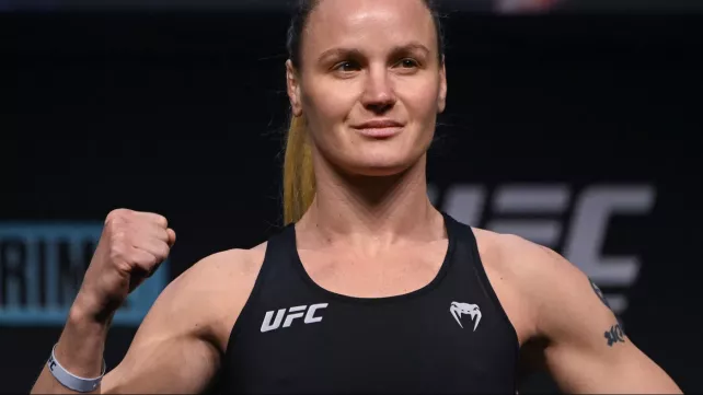 Shevchenko musí prodávat fotky svých prsou, aby se uživila, rýpla si Rousey. Šampionka vrací úder
