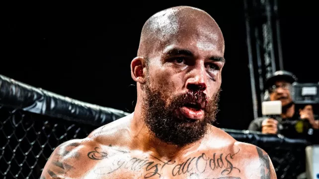 Nabuzený MMA zápasník nečekaně vypadl z klece. Z videa se stal virál