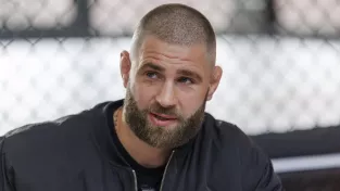 Zbláznil se? Procházku vyzval Brazilec se skleněnou bradou