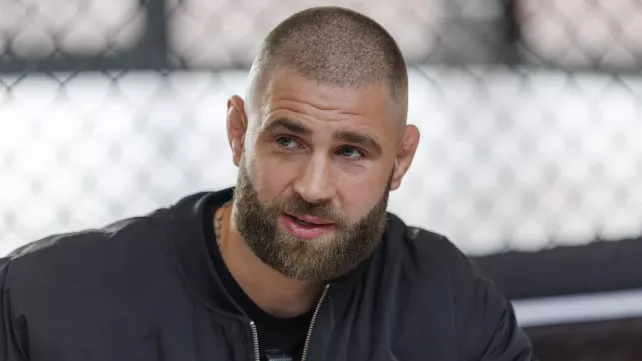 Zbláznil se? Procházku vyzval Brazilec se skleněnou bradou