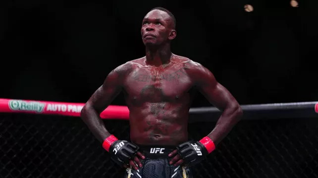 Israel Adesanya přišel o prestižní postavení v UFC. Měl by skončit, myslí si bývalý šampion