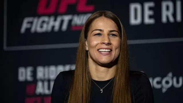 Co to má v puse? Kanaďanka během zápasu v UFC zřejmě porušila pravidla