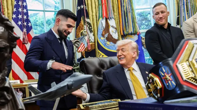 Trump představil speciální pás pro turnaj v Bílém domě. Topuria si z prezidenta udělal legraci