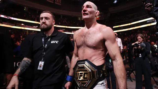 Obrovský šok v UFC! Střední váha má nového šampiona