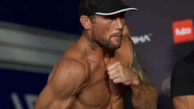 Gorila z UFC doručila parádní knockout v boxu bez rukavic, soupeř byl úplně mimo