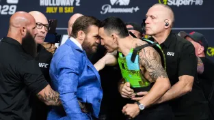 Běsnící McGregor naběhl na Hollowaye a sebral mu brýle, ochranka šla do akce