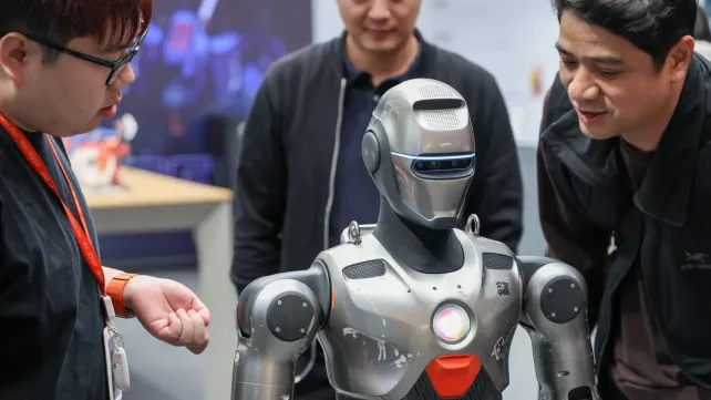 VIDEO: V Číně se porvali humanoidní roboti. Poražený přišel o hlavu