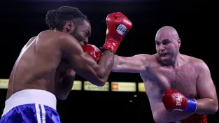Šokující moment v ringu. Boxer si urval biceps, kamery zachytily ošklivou bouli