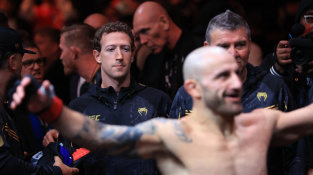 Šéf Facebooku si na Aljašce zatrénoval s ex-šampionem UFC, oba nakonec skončili v jezeře
