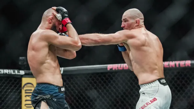 Už se dočista zbláznil? Šampion UFC střílel z pušky během jízdy na motorce