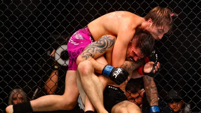 Růžový panter řádil v UFC, se soupeřem vytřel podlahu