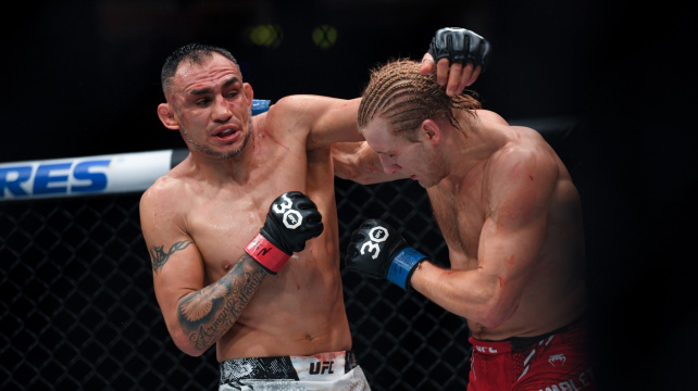 Tony Ferguson se našel v boxu, soupeře vyřídil na TKO a obhájil titul